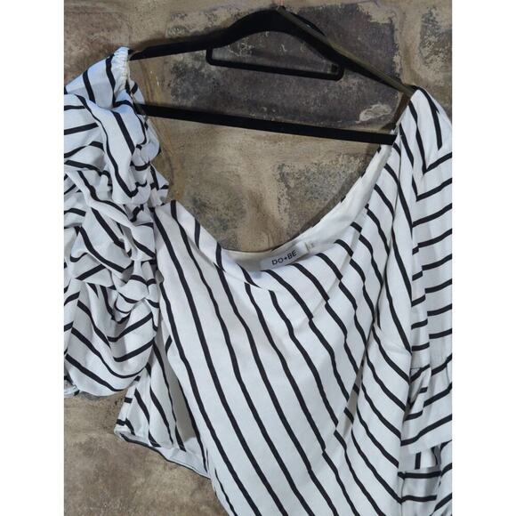 Do + Be Top Woman's Large White Black Striped Ruffle Sleeve One Shoulder - Picture 2 of 10